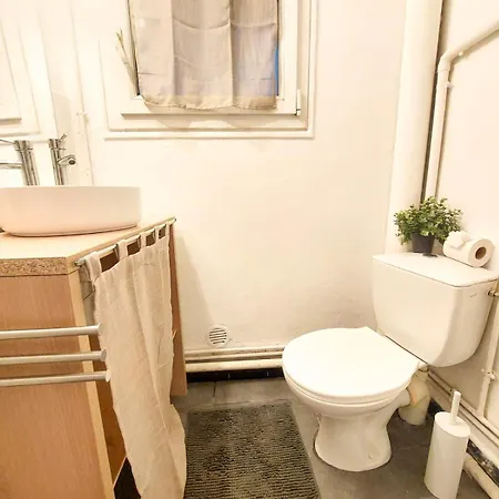 Joli A 3 Min A Pied Du Port De Appartement
